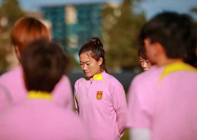 女仆开腿露出隐私